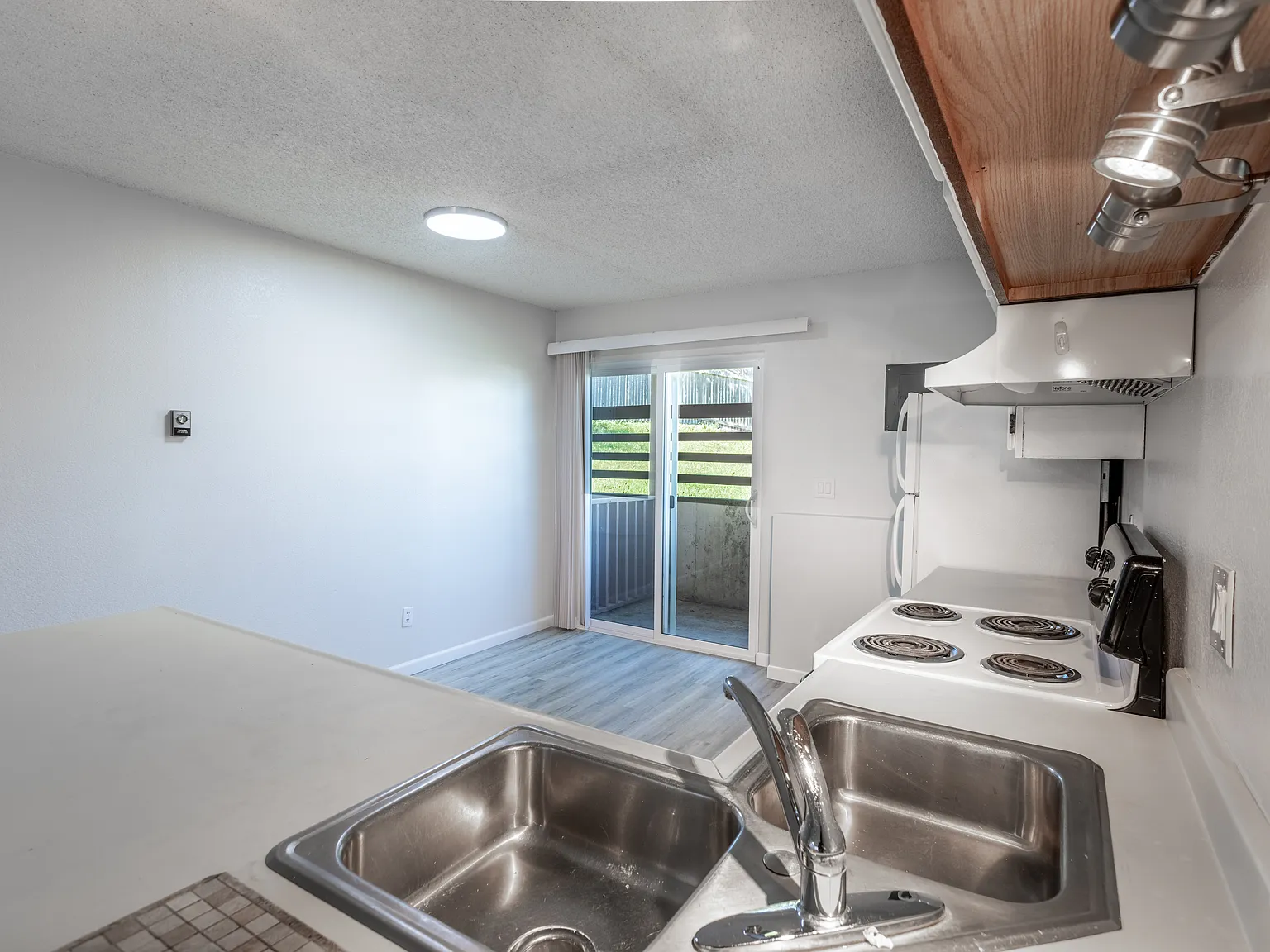 845 Hathaway Dr — Photo 3