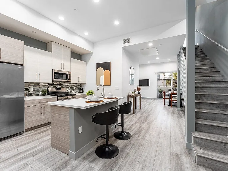 Lido Apartments - 4025 Grandview — Photo 4