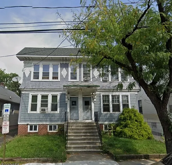 24 Welland Ave — Photo 1