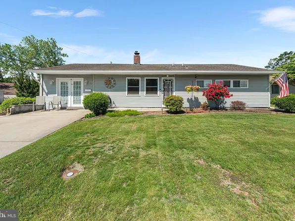 15 Dewberry Ln, Levittown, PA 19055