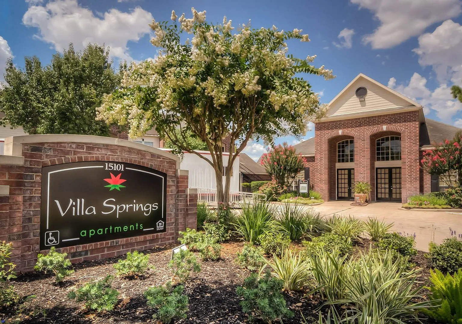 Villa Springs Apartments — Photo 2