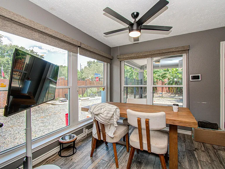 2122 Courtshire Ln — Photo 12