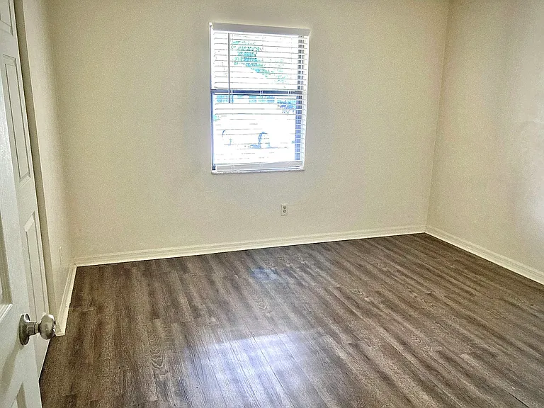 720 SE 9th St #1 — Photo 6