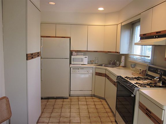 5th image of 122 Orchard St