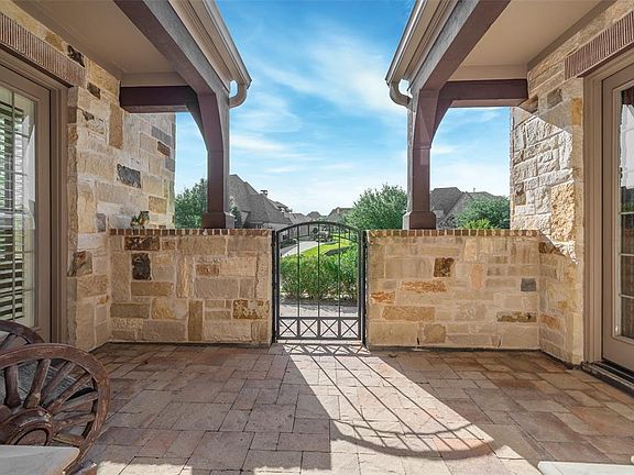 4th image of 2605 Majestic Grove Ln