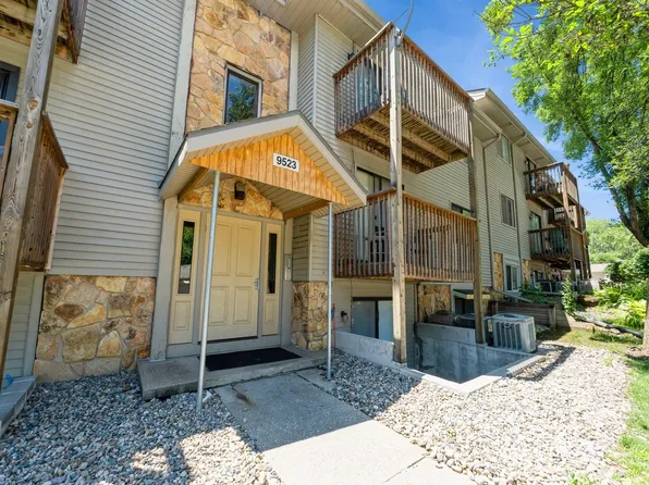 9523 University Ave APT 3, Clive, IA 50325