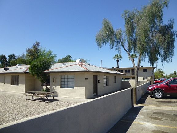 Building exterior w/ courtyard