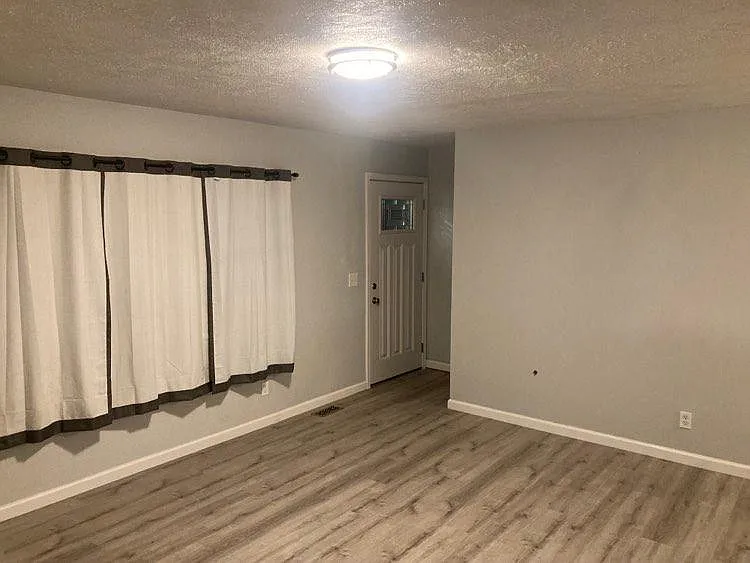 534 E Bridgeport Ave — Photo 3