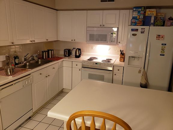 3rd image of 811 Chicago Ave #200