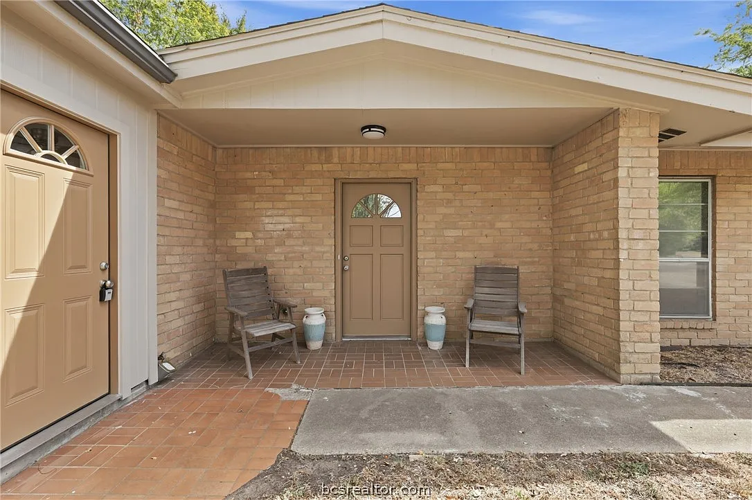 4 bed, 2.5 bath, 2637 sqft, $2,200 — Photo 3