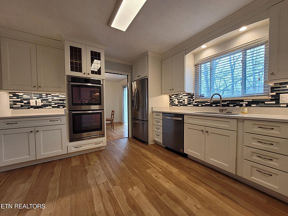 5th image of 18 Moore Ln
