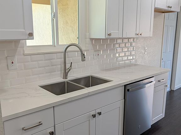 5th image of 920 Avocado Dr
