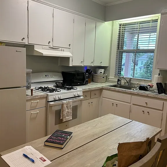 31 Auburn St #1R — Photo 8