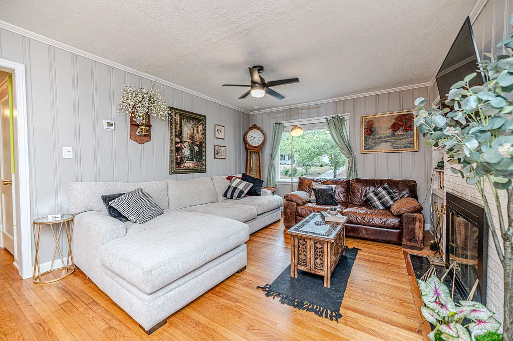 3 bed, 1.5 bath, 1341 sqft, $3,000 — Photo 4