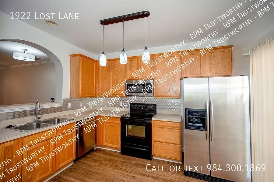 Charming Raleigh Townhome for Rent Great Location! — Photo 2