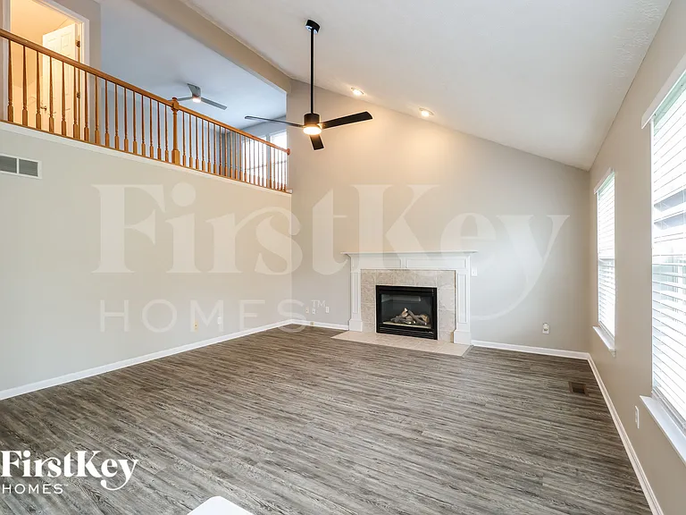 1211 Parkside Dr — Photo 3