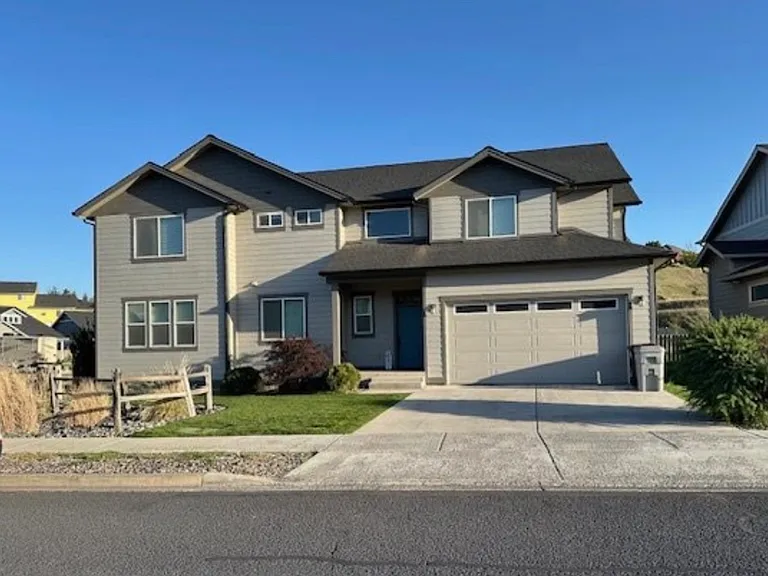 1115 SW Center St — Photo 1