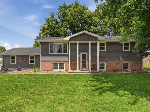 212 Charles Dr, Underwood, IA 51576
