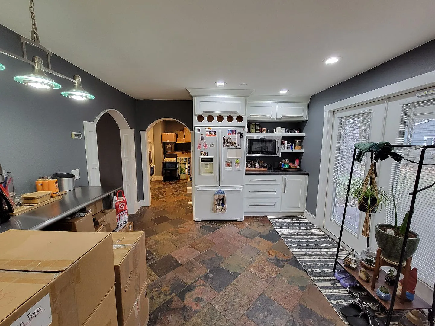 Charming 4 bedrom, 2 bathroom home with extensive high-end renovations — Photo 3