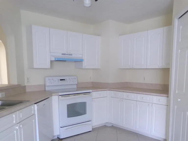 3014 SW Segovia St — Photo 6
