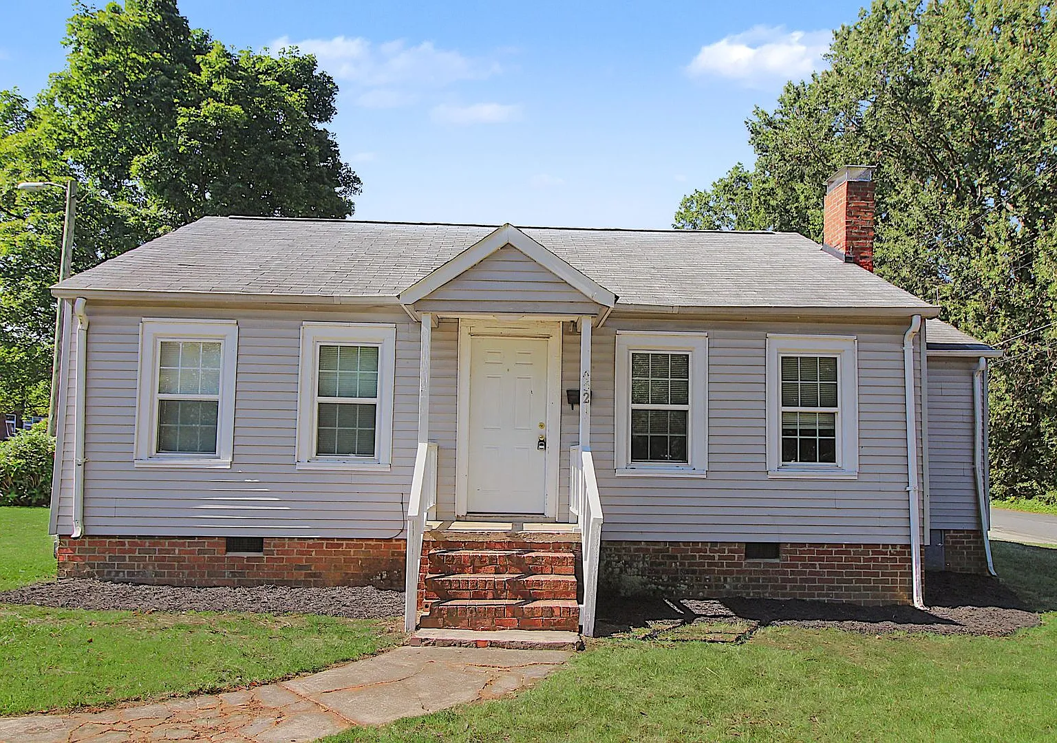 Charming home with updated Kitchen — Photo 2