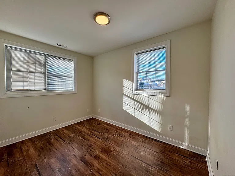 950 Lindley St — Photo 10