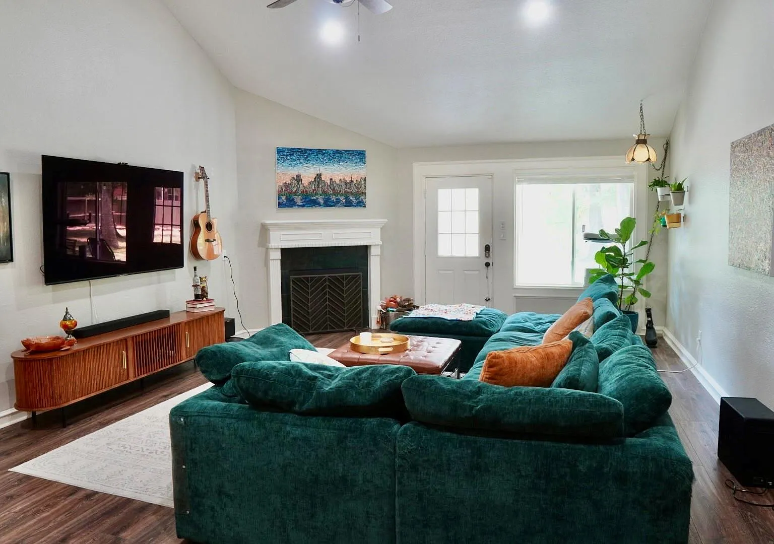 3 bed, 2.0 bath, 2040 sqft, $2,400 — Photo 4