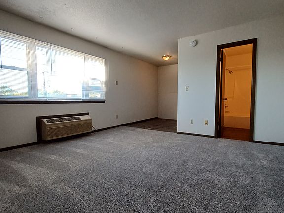 2nd image of 921 Emmons St #9