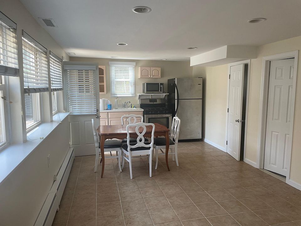 1st image of 140 S Park Dr