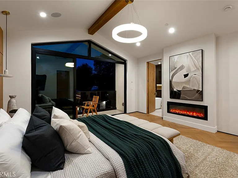 12249 Addison St — Photo 46