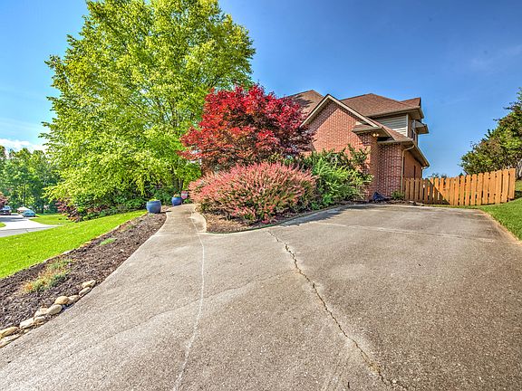 4th image of 509 Stoneleigh Ln