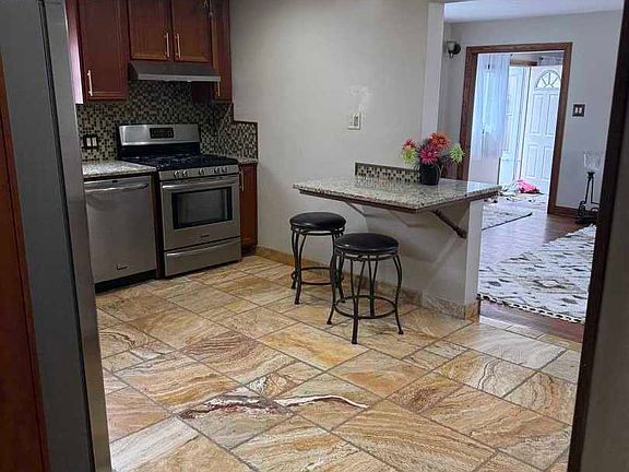 5th image of 1010 Osmond Ave
