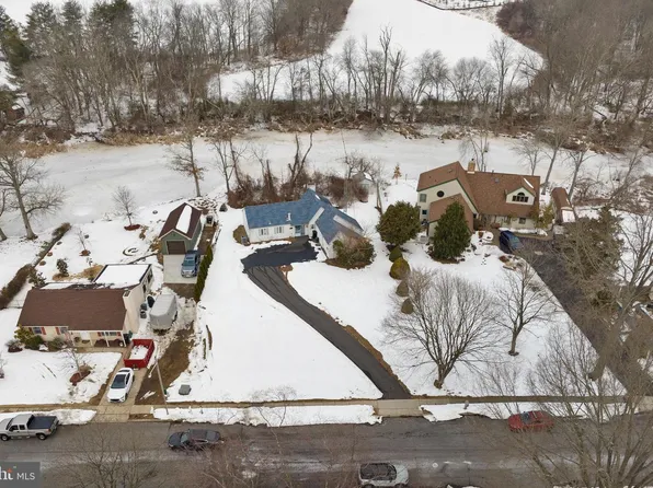 16 Greenfield Dr, Allentown, NJ 08501