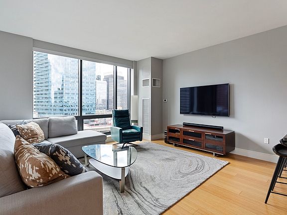 5th image of 45 Province St APT 1706