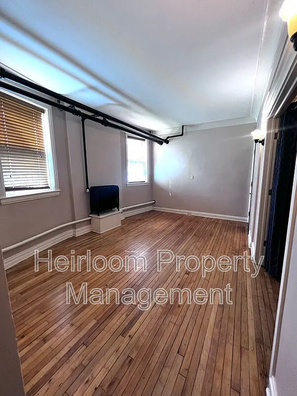 2 bed, 1.0 bath, 587 sqft, $1,300 — Photo 3