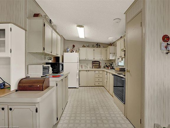 2nd image of 43 Venetian Pkwy