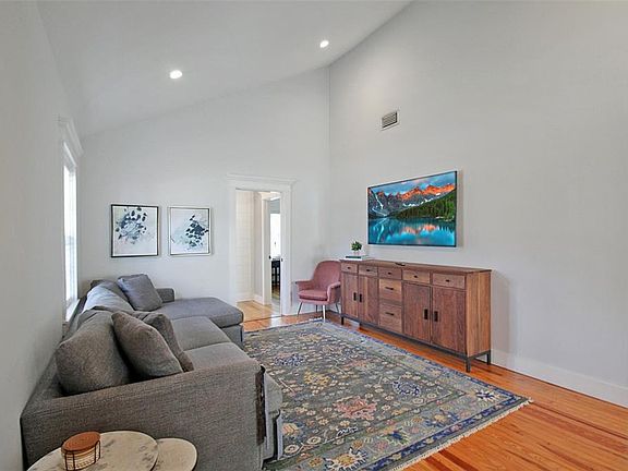 3rd image of 2321 18th Ave W #2321