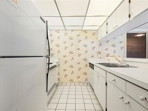 3rd image of 3558 Camelot Dr