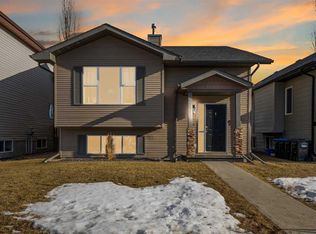 26 W Lucky Pl, Sylvan Lake, AB T4S 0A9