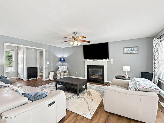 4th image of 637 Dickinson Road