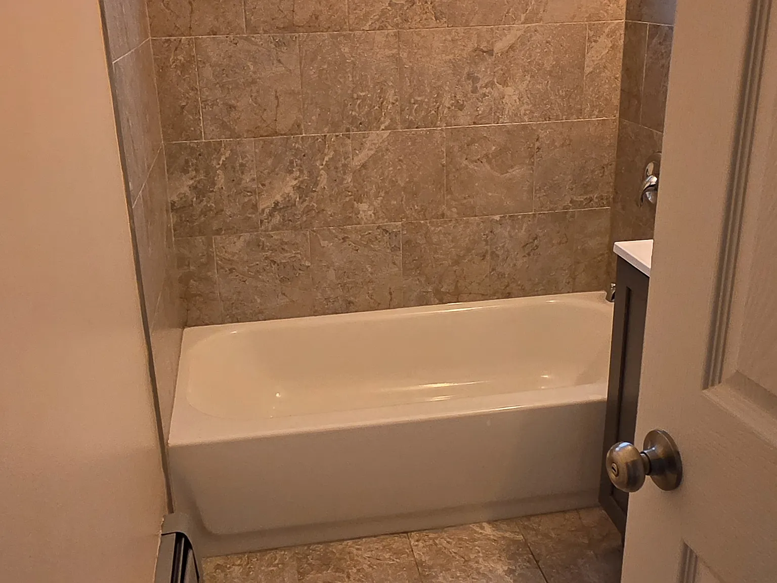 1 bed, 900 sqft, $1,550 — Photo 4