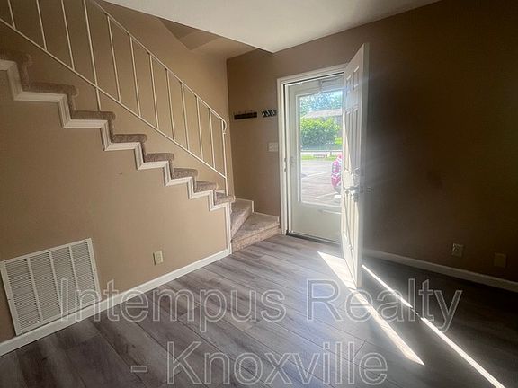 3rd image of 405 Iroquois Ln APT 1