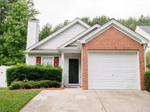 221 Adefield Ln, Holly Springs, NC 27540