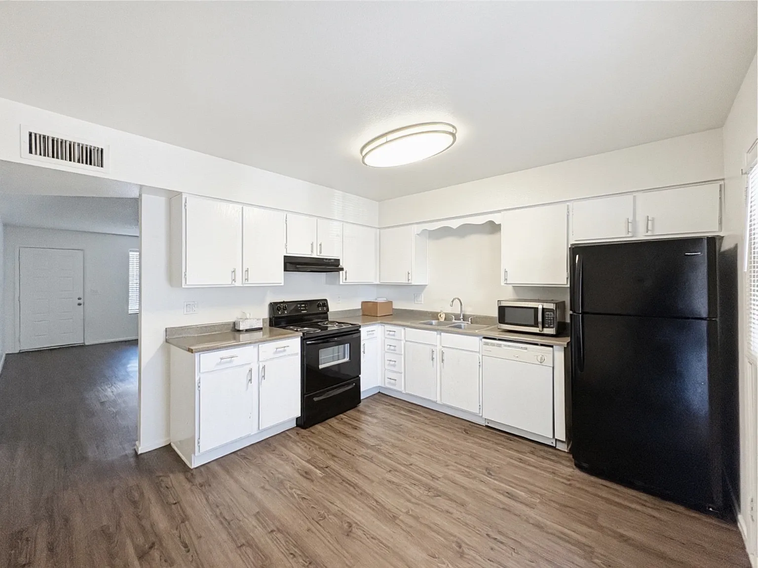 2 bed, 756 sqft, $1,199 — Photo 3