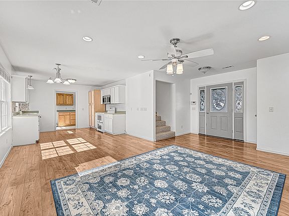 3rd image of 19 Chatham Dr