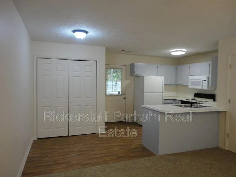 2 bed, 1.5 bath, 1085 sqft, $795 — Photo 4