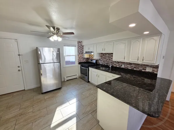  1 Samoset Ave 2b/1b Greatlocale! Garage! Laundry 1petok Spacious!, 1 Samoset Ave Floor 1, Providence, RI 02908