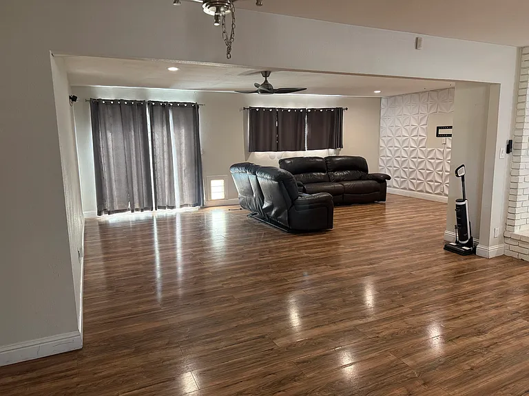 MAIN LIVING ROOM