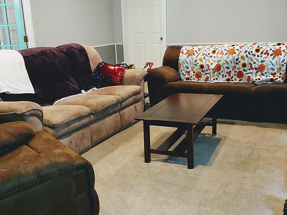 2nd image of 425 Queen Dr
