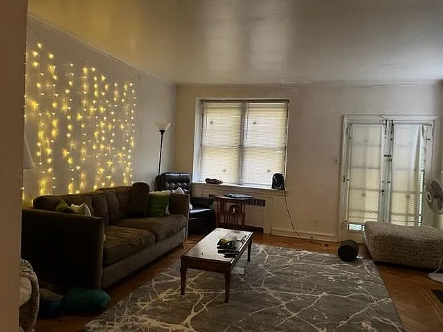 5 bed, 3.5 bath, 2500 sqft, $2,800 — Photo 2